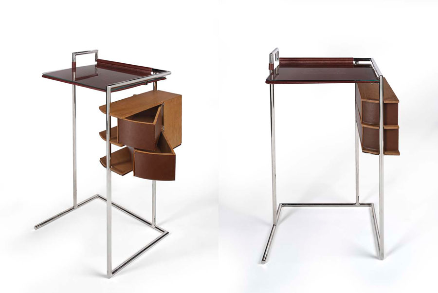 Installation image of a small coiffeuse table with a chromed frame, wooden tabletop, and wooden pivot drawers.