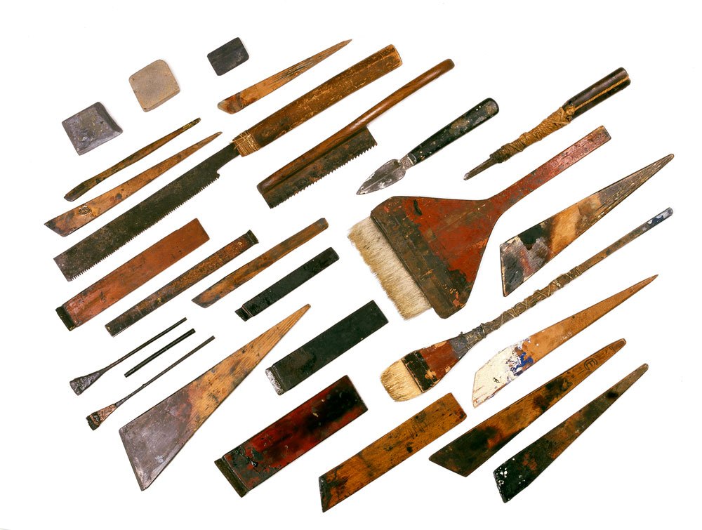 Image of tools used for lacquer work.