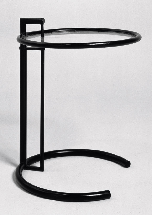 Installation image of a round side table made from black metal and glass.