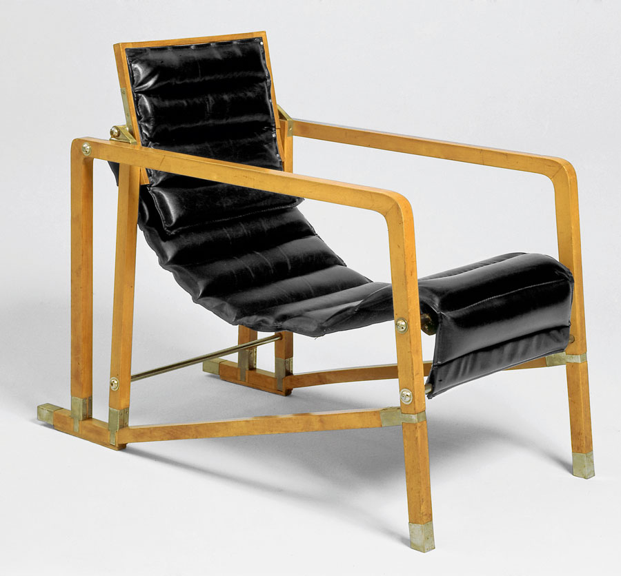 Installation image of an armchair with a beechwood frame and black leather seat.