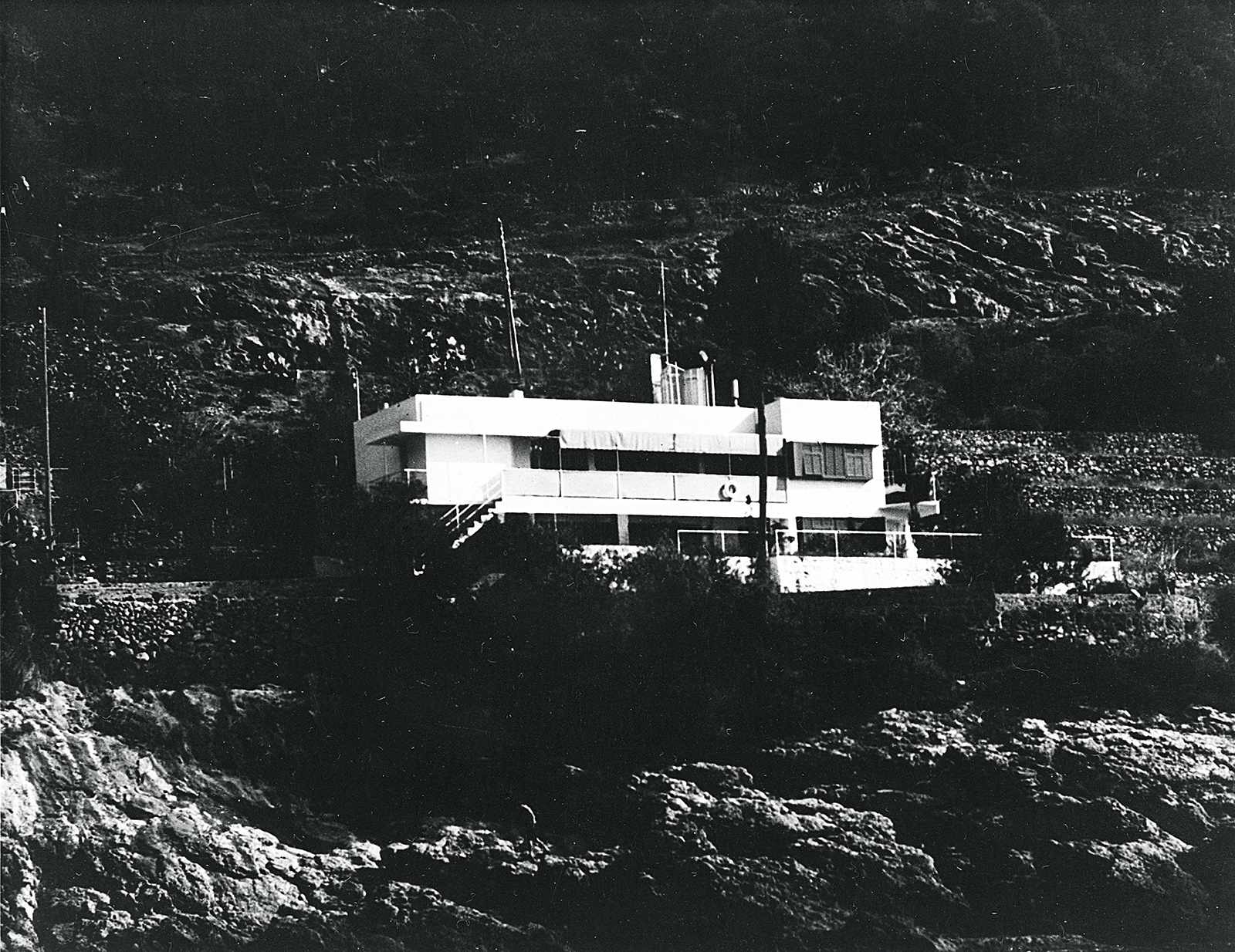 Black and white view of Eileen Gray's seaside house E 1027 seen from the Mediterranean Sea.