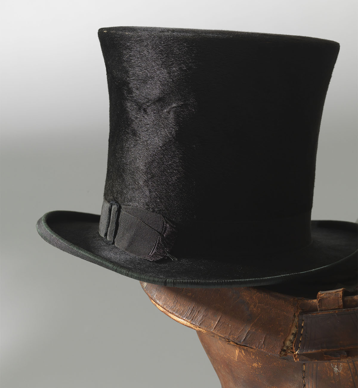 Beaver top hat and leather hat box